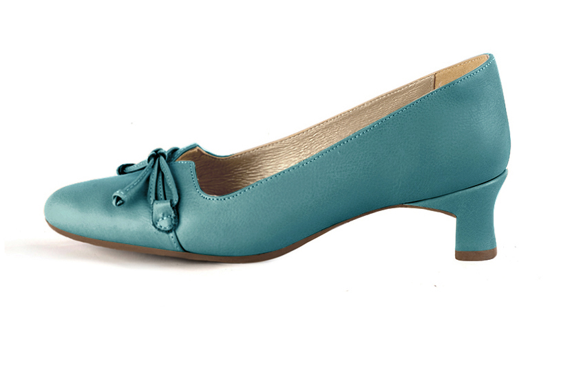 Turquoise blue women's dress pumps, with a knot on the front. Round toe. Low kitten heels. Profile view - Florence KOOIJMAN